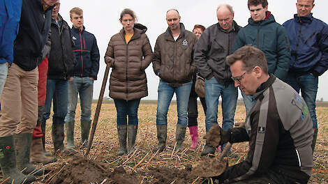 Een mooie ‘rommelige’ bovenlaag en afgestorven wortels zorgen er op dit perceel voor dat het water goed weg kan, laat Olijve zien.