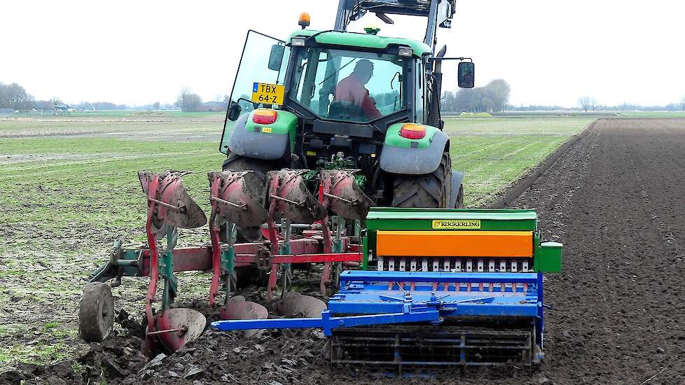 Ploegen en zaaien in èèn werkgang met Kverneland en Köckering Minimat. Akkerb. Vink.