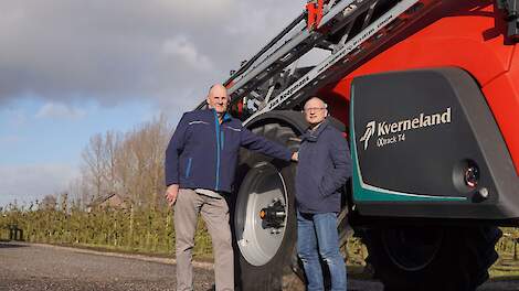 Jan Koopmans (rechts) heeft een loonspuitbedrijf in Lithoijen ((N-Br.). Jaarlijks spuit hij zo’n 600 tot 700 hectare maïs. Richard van Cleef is teeltadviseur bij P.G. Kusters B.V. in Dreumel (Gld.).