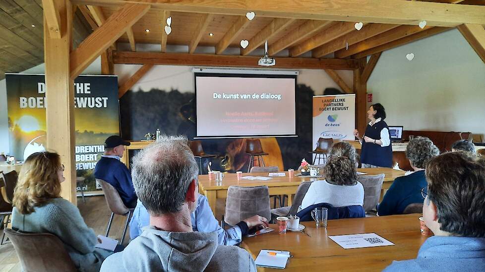 Noëlle Aarts geeft tijdens haar workshop niet alleen praktische tips en tricks voor het voeren van een goede dialoog maar ook de valkuilen die we daarbij in gedachte moeten nemen.