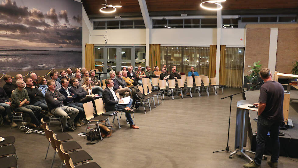 WUR-onderzoeker Klaas van Rozen praat de zaal bij over het PPS-project Virus- en Vectorbeheersing.