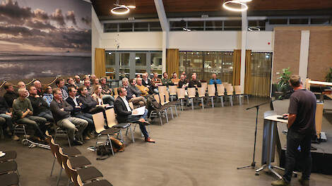 WUR-onderzoeker Klaas van Rozen praat de zaal bij over het PPS-project Virus- en Vectorbeheersing.
