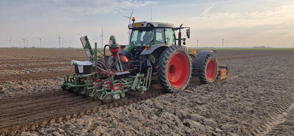 Bodembewerking in een perceel met smalle stroken.