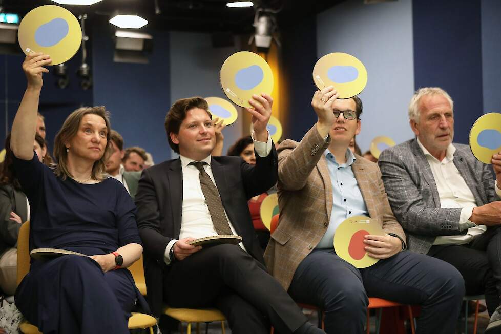 Laura Bromet (GL-PvdA), Thom van Campen (VVD), Pieter Grinwis (CU) en Harn Holman (NSC) deden fanatiek mee met de quiz.
