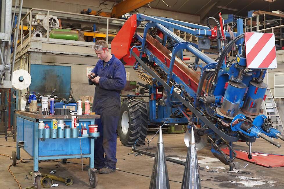 ,,Bijna elke nieuwe machine gaat eerst naar de werkplaats om ‘m naar onze wensen aan te passen’’, zegt Hermans. Vrijwel alle machines op het bedrijf zijn in meer of mindere mate op maat gemaakt.