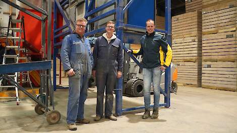 Wilco (links) en Romke Sijtsma hebben een akkerbouwbedrijf in Pingjum (Fr.). Op een areaal van 220 hectare worden pootaardappelen, zaaiuien, suikerbieten, gerst, tarwe en wortelen verbouwd. Freek Pereboom (rechts) is teeltadviseur bij Agrifirm.