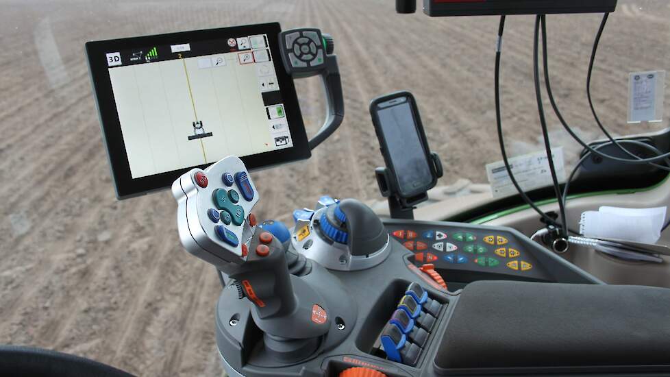 „Ook wij in de landbouw zijn in hoge mate afhankelijk geworden van satellietsystemen. Zonder gps kunnen we niet meer recht poten, zaaien en spitten.”