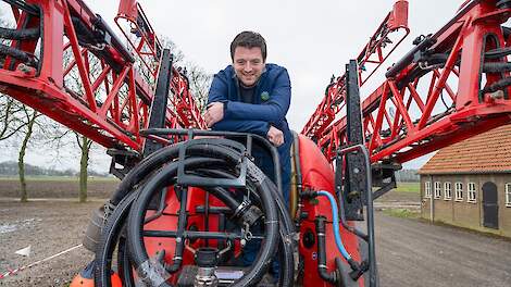 Jasper van Meer uit Klundert op zijn spuitmachine