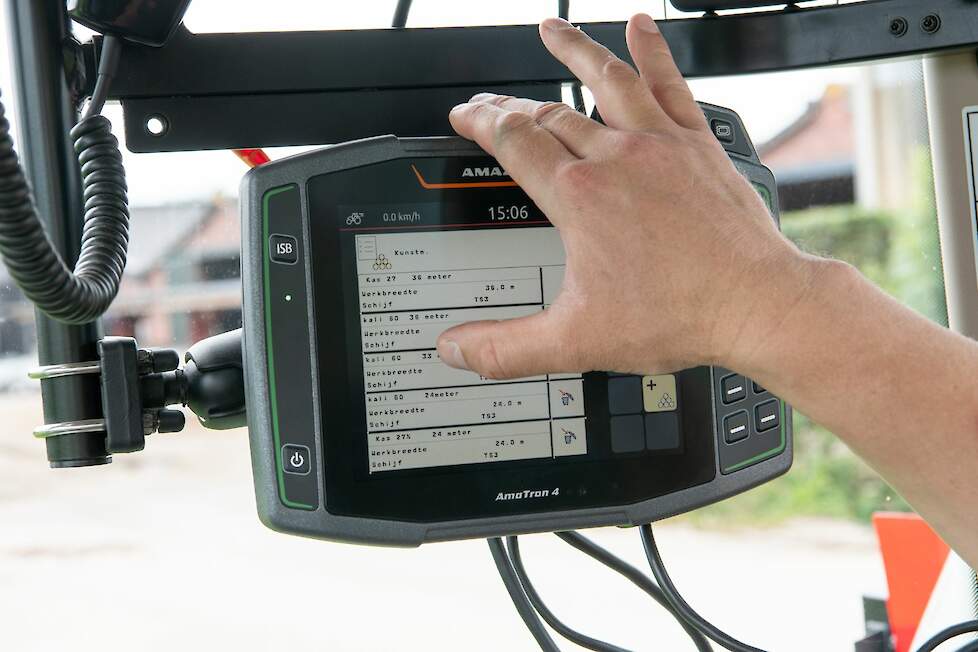 Precisiestrooier met GPS en taakkaarten