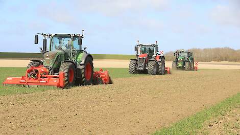 Fotoserie: Technieken voor vernietigen van groenbemesters etaleren zich tegen Waddenzeedijk