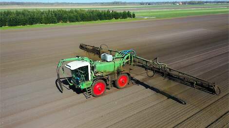 Video: Aangepaste Agrifac Condor in Fendt-kleuren voorziet uien van anti-stuifdek 