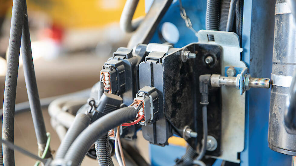 Beuwer is technisch vaardig en voorziet machines van een zelfgebouwd GPS-systeem, waaronder de Lemken vierschaar.