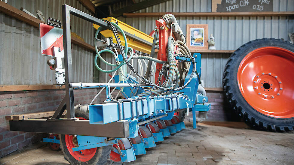 De uienzaaimachine is voorzien van een granulaatstrooier. &bdquo;Een vlotte weggroei is ontzettend belangrijk met het oog op de bonenvlieg.&rdquo; De teler strooit Physiostart bij het zaaien.