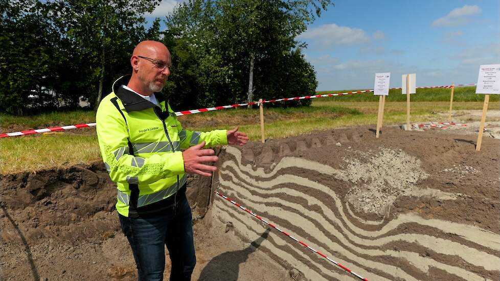 Frederik Zandman toont het effect op de ondergrond van bandendruk op de ondergrond met radiaal en VF-banden en de variatie met cultuurbanden.