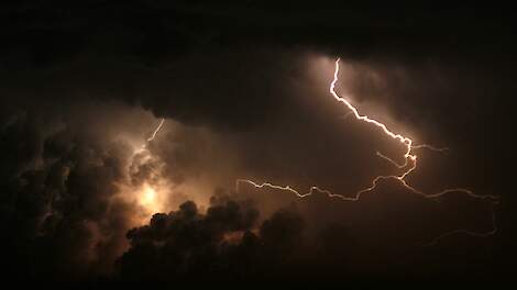 KNMI: vrijdagavond stevige onweersbuien met windstoten in het zuidwesten