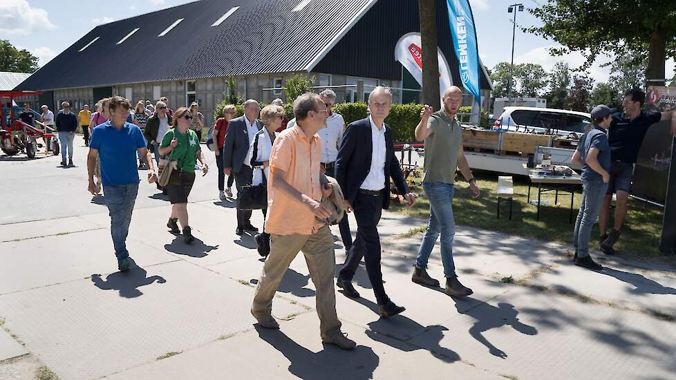 Joost Rijk geeft rondleiding aan Marten van den Berg en Jan Klopman