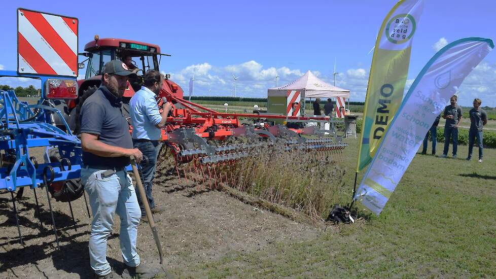 Christoffel den Herder bij de demo triltandcultivatoren