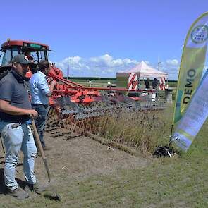 Christoffel den Herder bij de demo triltandcultivatoren