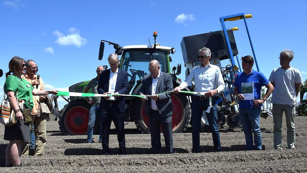 De wieddemonstratie werd officieel geopend. Vlnr: Geertje Schlaman (BioAcademy), Digni van den Dries (Hutspot akkoord), Marten van den Berg (directeur-generaal LVVN), Jan Klopman (gedeputeerde provincie Flevoland), Thie Arend Brouwer (proefbedrijven WUR),