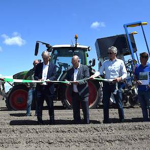 De wieddemonstratie werd officieel geopend. Vlnr: Geertje Schlaman (BioAcademy), Digni van den Dries (Hutspot akkoord), Marten van den Berg (directeur-generaal LVVN), Jan Klopman (gedeputeerde provincie Flevoland), Thie Arend Brouwer (proefbedrijven WUR),