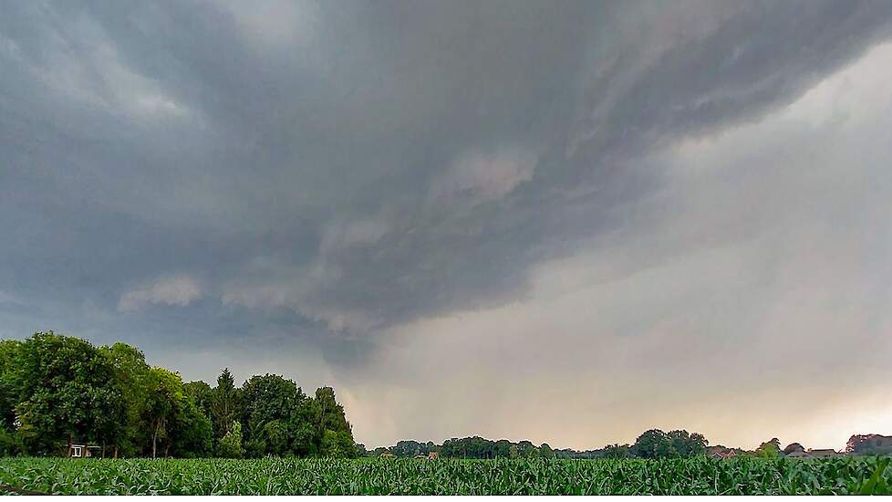 Woensdag 3 juli was het flink raak in Winterswijk en omgeving, door koude lucht in de atmosfeer en de nog hoge temperaturen op de grond van ruim 37 graden ontstonden er valwinden met windstoten tot 120 km per uur.