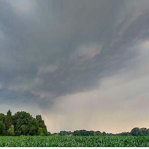 Woensdag 3 juli was het flink raak in Winterswijk en omgeving, door koude lucht in de atmosfeer en de nog hoge temperaturen op de grond van ruim 37 graden ontstonden er valwinden met windstoten tot 120 km per uur.
