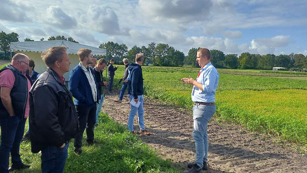 Nadat iedere groep een bouwplan had opgesteld, werd een bezoek gebracht aan de veldproef van de PPS Akkerbouw op Zand. Daar werden de verschillende bouwplannen met elkaar besproken en bediscussieerd. Onderzoeker gewasbescherming Timo Sprangers leidde de d