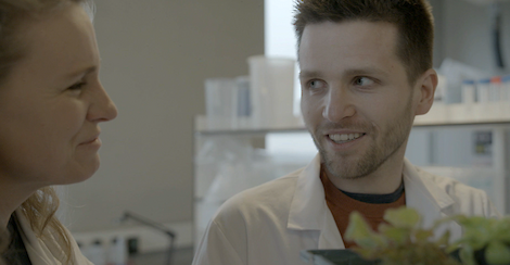 Gesprek met Ralph van Zwieten met planten waarvan hij de kleverige substantie, waarmee de insecten worden gevangen, kopieert.