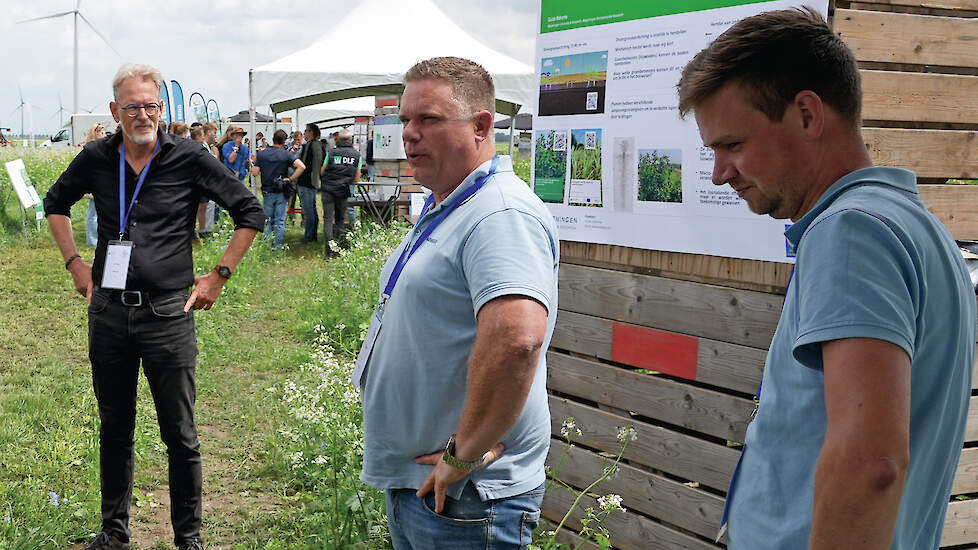 Guido Bakema (links) gaf op de Groenbemesterdag 2025 uitleg over de inzet van gewassen tegen ondergrondverdichting.