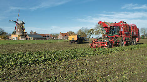 Met een glimlach op de bietenrooier