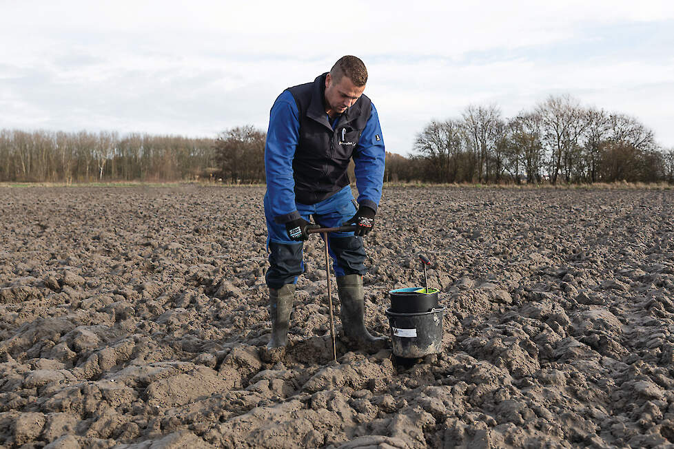 Er zijn verschillende partijen die de metingen uitvoeren.