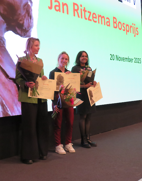 Vlnr. Evy de Nijs, Linda Gouka en Abinaya Arunachalam