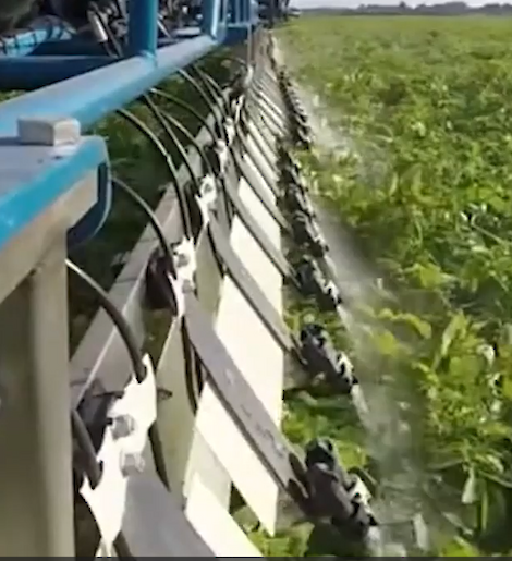 Fijne druppel wordt diep het gewas in gestuurd