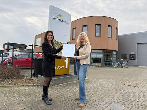 Gea Bakker en Janny Peltjes met het SIT-certificaat voor de kweeklocatie van De Groene Vlieg in Dronten