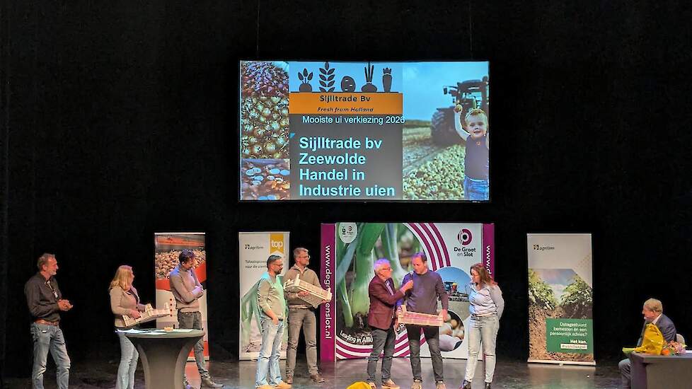 Overhandiging van de geveilde uienkistjes.