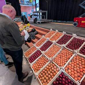 Beoordeling van de uien door het publiek tijdens de pauze van de Themadag Uien.