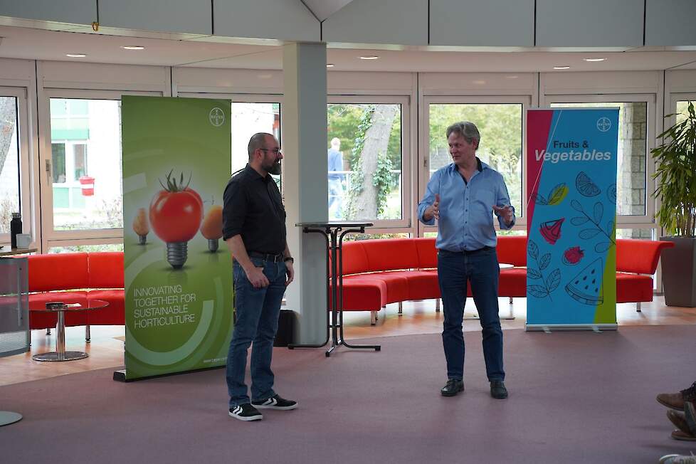 Dr. Christoph Braun (links) en Albert Schirring geven samen uitleg over de laatste ontwikkelingen en inzichten op het gebied van aaltjes. ,,Om aaltjes de baas te blijven moeten we samen leren en is kennisuitwisseling - van teler tot onderzoeker &ndash; van cruc