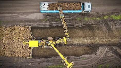 Ropa Maus 6 Loonbedrijf Ellen uit Klazienaveen aan het suikerbieten laden