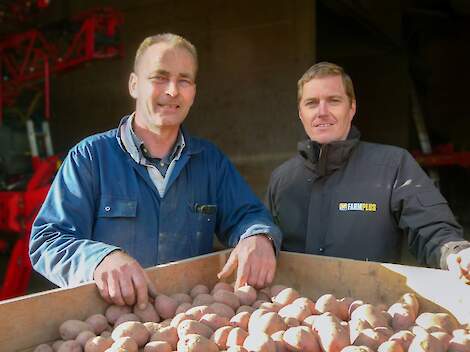 Akkerbouwer Bert den Boer (links) met zijn adviseur Lein de Visser van FarmPlus (rechts)