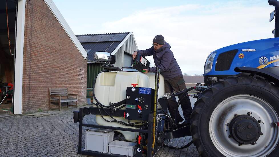 De Spotsprayer (Ecorobtix ARA) staat vorstvrij in de schuur, maar voor alle zekerheid giet Mantingh toch wat antivries in de tanks.
