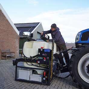 De Spotsprayer (Ecorobtix ARA) staat vorstvrij in de schuur, maar voor alle zekerheid giet Mantingh toch wat antivries in de tanks.