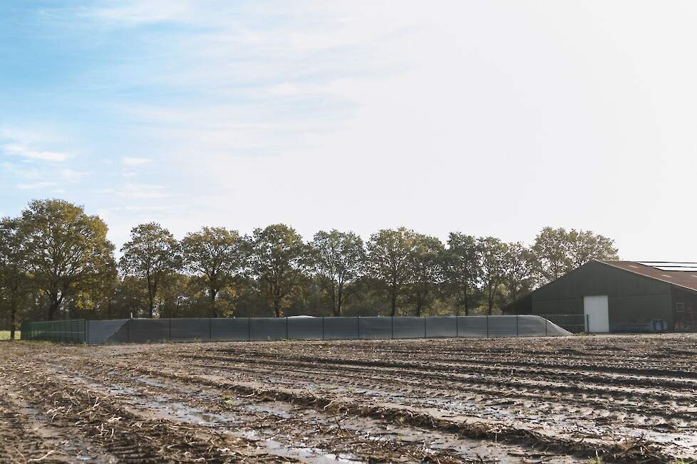 Mestopslag gaat op in het landschap.