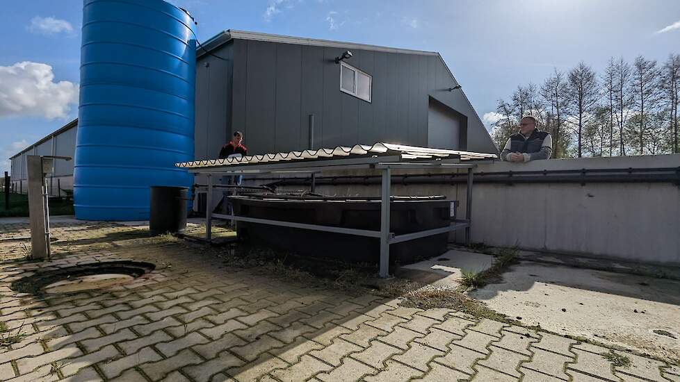 Erwin Wollerich (links leunend op de overkapping van de Phytobac) en erfcoach Jan Broos (r).