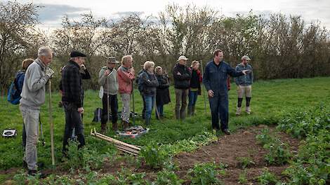 Vrijwilligers biologische teler helpen Gelderse gangbare akkerbouwer: ‘Hij verduurzaamt en staat er niet alleen voor'