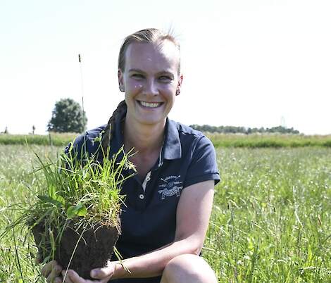 Nynke Bakker is bodemadviseur voor (onder andere) het Deltaplan Agrarisch Waterbeheer. 'Vaste mest helpt bij het opbouwen van een gezonde bodem die bestand is tegen weersextremen&rsquo;