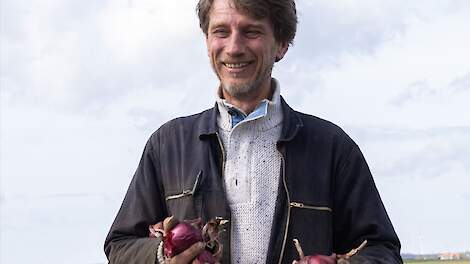 Tom Peetoom verkoopt deel rode uien via No Waste Army