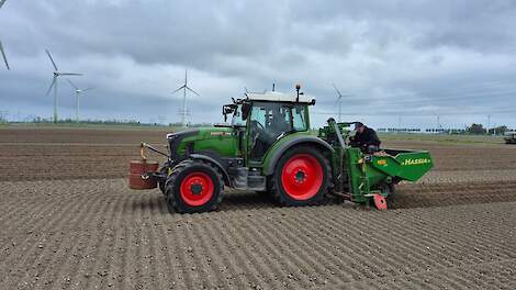 Eerste elektrische trekker in de akkerbouw draait volledige werkdagen