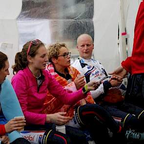 In het oppeppunt van BIG Challenge staan stoelen, een warm deken, bouillon, eten en drinken klaar voor de deelnemers. Georganiseerd door vrijwilligers van BIG Challenges en bemand door familieleden en supporters van deelnemers die ook hun steentje bij wil