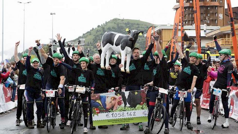 Met z´n allen over de finish. Het kalverteam, als nieuwe sector in BIG Challenge, voorop met het finishbord: € 1.058.162. Rond de klok van 20 uur maakt Alpe d'HuZes de voorlopige tussenstand van € 10.738.427,81 bekend. Donaties zijn tot 1 oktober welkom;