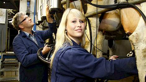 Jonge melkveehouder. Dit is een archieffoto. Personen op de foto hebben geen directe link met het artikel.